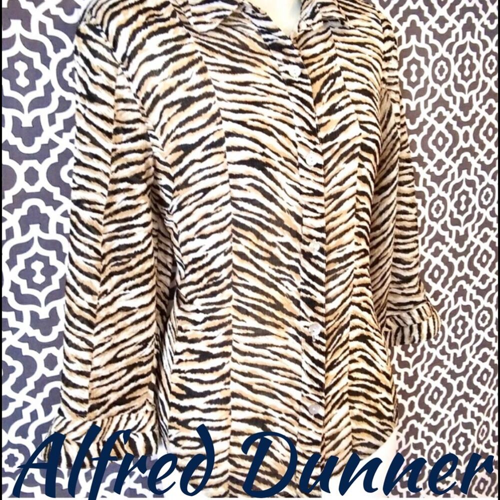 Beautiful Alfred Dunner Animal Print Top.